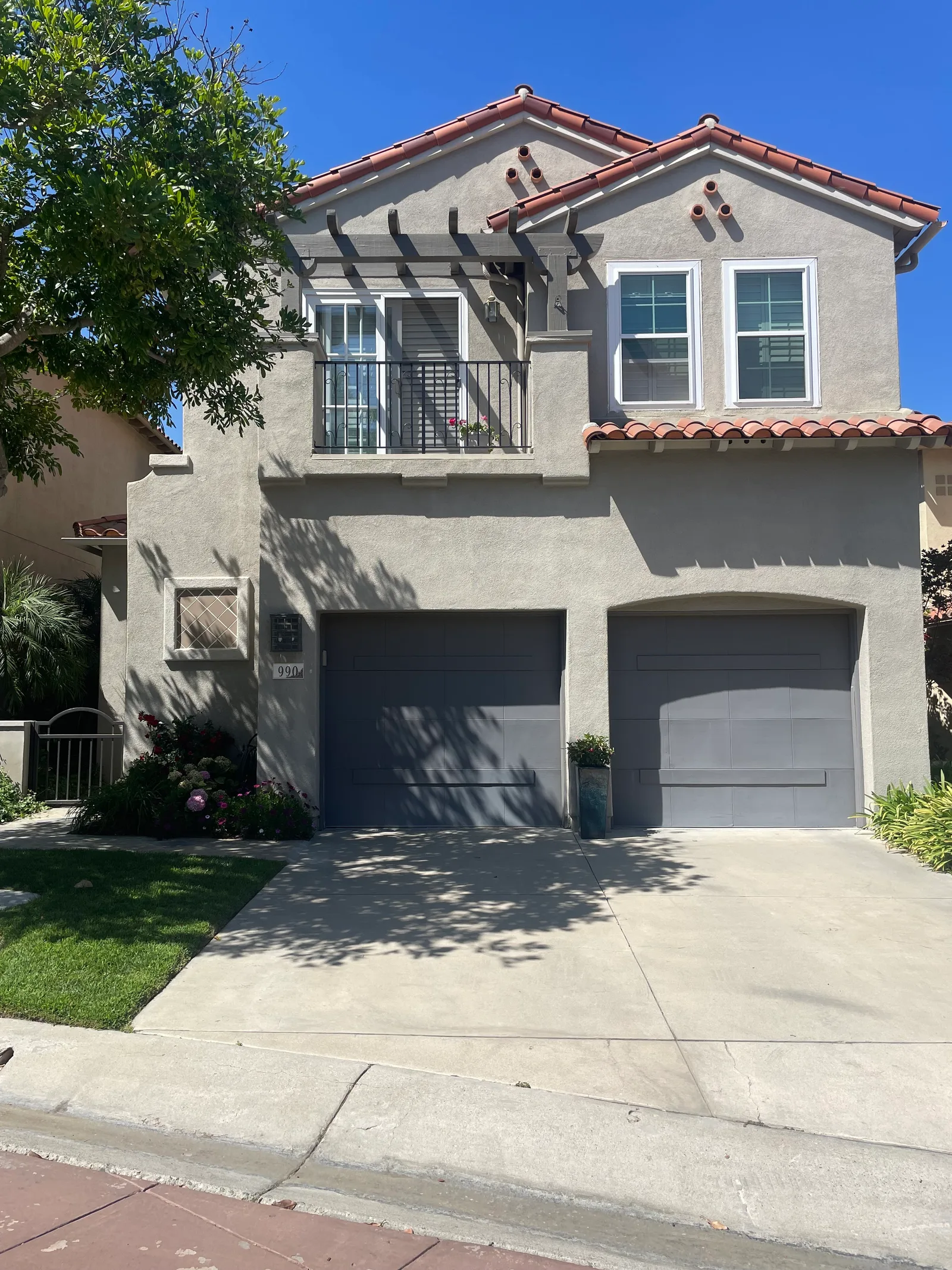 990 Corte Augusta, Camarillo